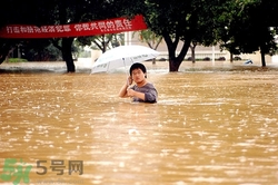 在雨水中走路容易得什么??？在雨水中走路有什么危害？