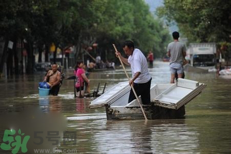 在雨水中走路容易得什么??？在雨水中走路有什么危害？