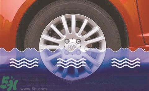 路面雨水多深車輛不宜通行？車輛在雨水中行駛要注意什么？