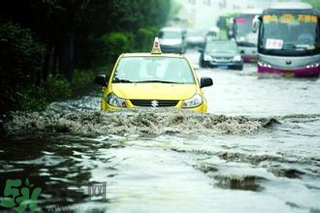 路面雨水多深車輛不宜通行？車輛在雨水中行駛要注意什么？