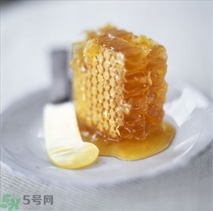 蜂蜜放久了有酒味是怎么回事？蜂蜜有酒味還能喝嗎？