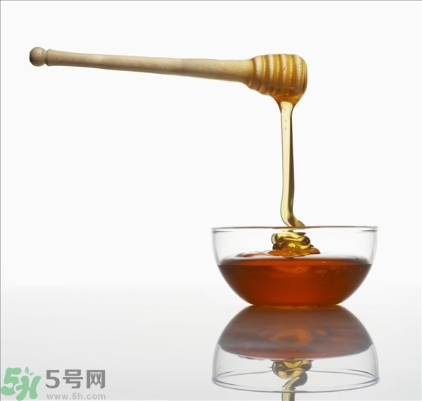 蜂蜜放久了有酒味是怎么回事？蜂蜜有酒味還能喝嗎？
