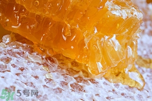 蜂蜜放久了有酒味是怎么回事？蜂蜜有酒味還能喝嗎？