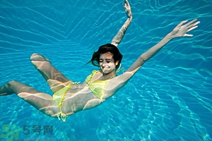 浮潛要穿泳衣嗎？浮潛要穿什么衣服？