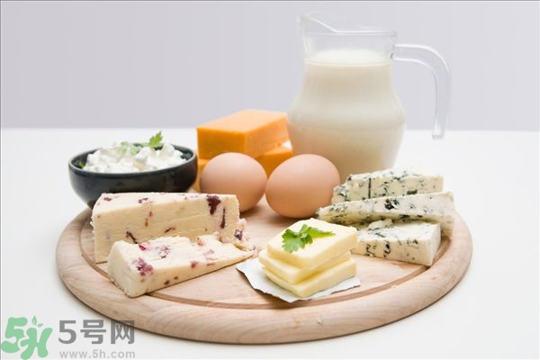 一天喝多少牛奶最好？牛奶一天喝多少合適？