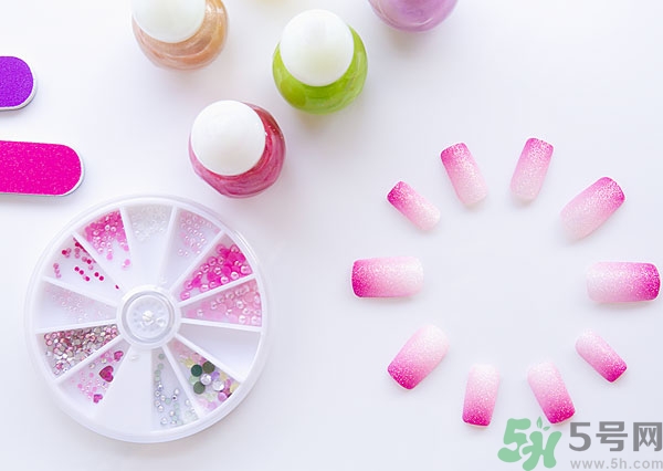 指甲油會(huì)過期嗎？指甲油過期是什么樣的？