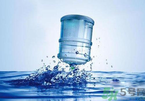 純凈水的保質期是多久？純凈水過期了還能喝嗎？