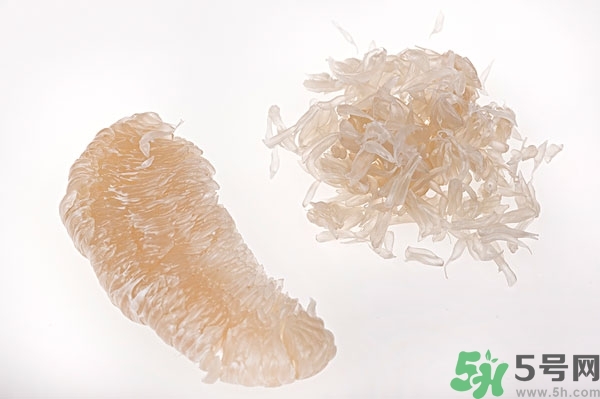 柚子的瓤是紅色正常嗎？柚子里面是紅色的能吃嗎？