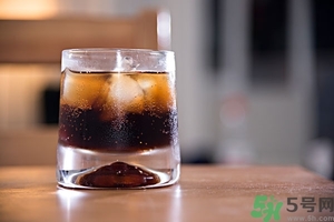 可樂(lè)第二天還可以喝嗎？隔夜的碳酸飲料可以喝嗎？