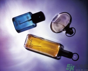 香水是噴在衣服上還是身體上？噴香水的正確位置