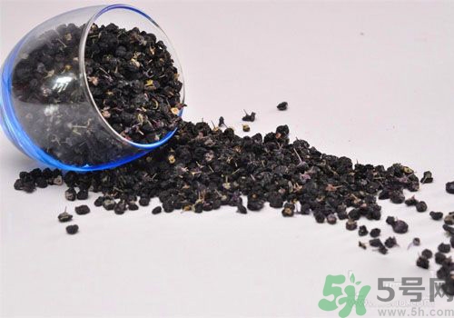黑枸杞泡水是什么顏色？黑枸杞泡水是紫色的嗎？