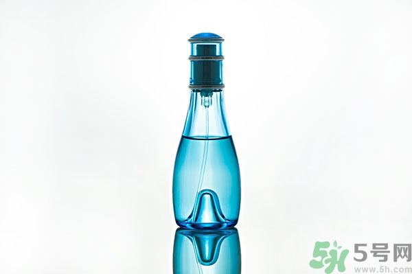 香水過(guò)敏了怎么辦？噴香水對(duì)身體有害嗎？