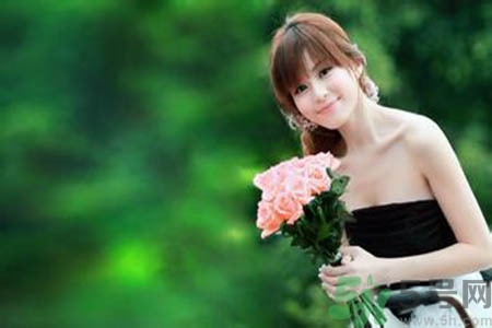 女人為什么一個(gè)胸大一個(gè)胸??？女人的兩個(gè)胸為什么不一般大？
