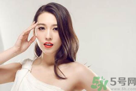 女人為什么一個(gè)胸大一個(gè)胸?。颗说膬蓚€(gè)胸為什么不一般大？