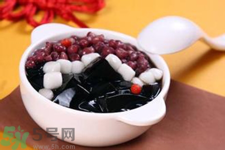 仙草是龜苓膏嗎？仙草和龜苓膏的區(qū)別？