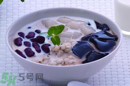 仙草是龜苓膏嗎？仙草和龜苓膏的區(qū)別？