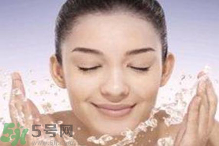夏季臉上出油怎么回事？夏季臉上出油怎么辦？