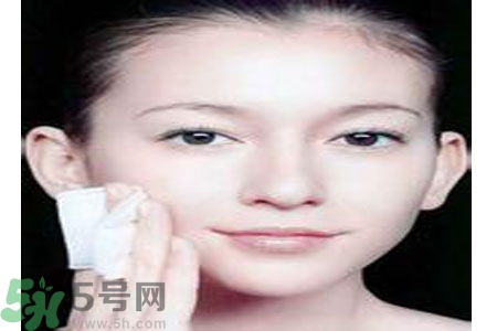 夏季臉上出油怎么回事？夏季臉上出油怎么辦？