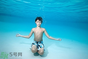 吃完晚飯可以立即游泳嗎？吃完飯游泳對身體好嗎？