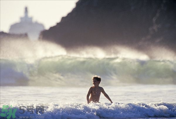 游泳不帶泳鏡可以嗎？在水下可以睜開眼睛嗎？