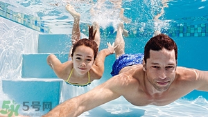 游泳不帶泳鏡可以嗎？在水下可以睜開眼睛嗎？