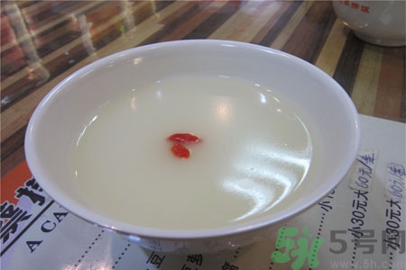 嬰兒能喝米湯加牛奶嗎？嬰兒喝米湯有什么好處？