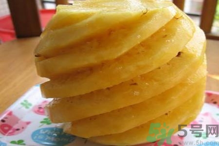 菠蘿為什么要用鹽水泡？吃菠蘿用不用泡鹽水？