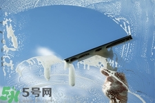 擦玻璃小竅門方法是什么？擦玻璃的小竅門有哪些？