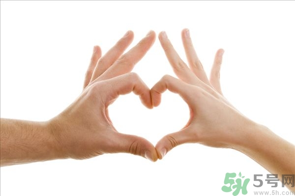 手上長(zhǎng)小疙瘩怎么辦？手上長(zhǎng)小疙瘩很癢是怎么回事？