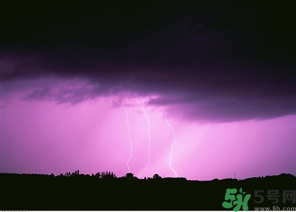 打雷可以撐傘嗎？打雷可以玩筆記本電腦嗎？