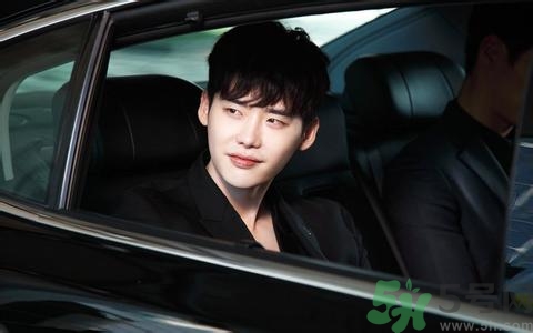 李鐘碩開的什么車？姜哲開的什么車？