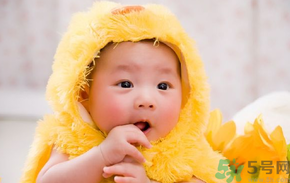 寶寶特別喜歡含著手指睡覺怎么辦？怎樣糾正寶寶含著手指睡覺的習(xí)慣？