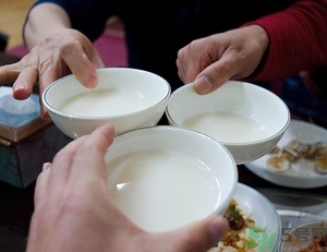 喝糯米酒能豐胸嗎？喝米酒能護(hù)膚嗎？
