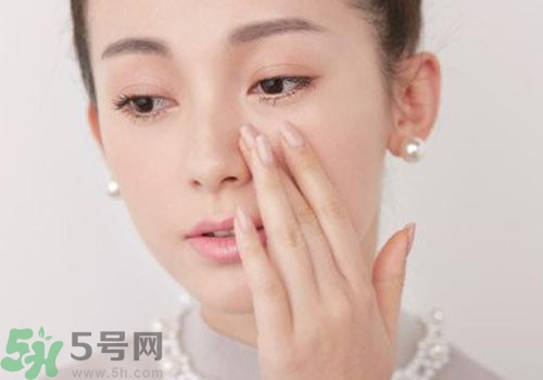 cc霜和粉底液的區(qū)別 cc霜和粉底液哪個(gè)先用？