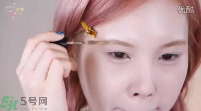 戴眼鏡怎么化妝？眼鏡妝怎么畫