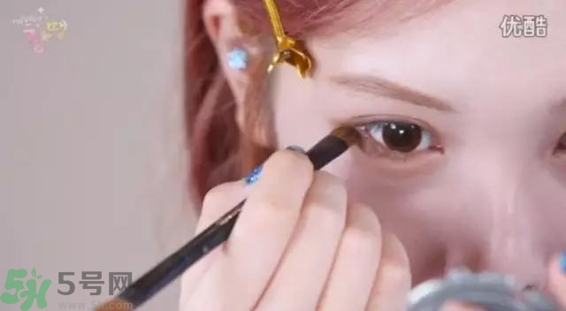 戴眼鏡怎么化妝？眼鏡妝怎么畫
