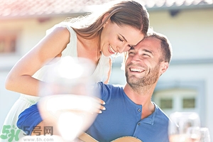 女生喜歡成熟的男生嗎？女生喜歡成熟穩(wěn)重的類型嗎？