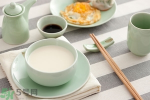 豆奶粉結(jié)塊還能喝嗎？豆奶粉分層還能喝嗎？