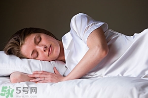 女生趴著睡對(duì)乳房好嗎？女生趴著睡對(duì)胸部有什么壞處？