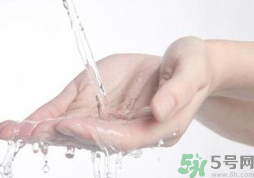 高錳酸鉀染手上了怎么辦？高錳酸鉀染手上了怎么洗掉？