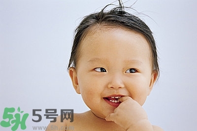 寶寶為什么喜歡咬指甲？寶寶咬指甲是怎么回事？