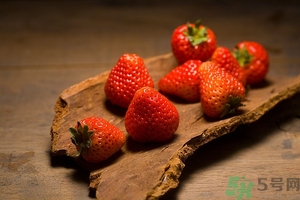 草莓有點(diǎn)爛還能吃嗎？草莓爛了一點(diǎn)還能吃嗎？
