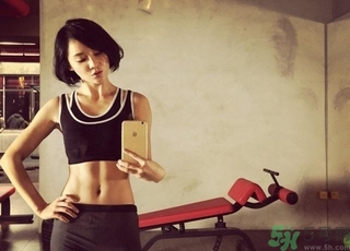 女生健身喝什么牛奶好？女生健身吃什么好？