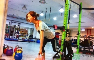 女生健身喝什么牛奶好？女生健身吃什么好？