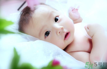 立秋寶寶如何養(yǎng)生？立秋后小心寶寶五種疾?。?></p><h4>三號疾?。簹夤苎?/h4><p>秋季氣管炎高發(fā)通常是由于上呼吸道感染了病毒所致。秋季天氣復(fù)雜多變，如果寶寶體溫變化過快，吸入煙塵、花粉、羊毛等刺激性物質(zhì)都可能引起寶寶支氣管感染。寶寶患?xì)夤苎字饕Y狀是大聲哭鬧，有痰鳴音，寶寶煩躁時(shí)，咳嗽會加劇，喘鳴音也會變得響亮。</p><h4>四號疾?。罕茄?/h4><p>秋風(fēng)起，寶寶噴嚏不止，那是因?yàn)榍锛据^大變化的氣溫導(dǎo)致空氣粉塵風(fēng)沙增多，寶寶免疫機(jī)制還不完善，抵抗力偏弱，容易造成寶寶鼻炎。寶寶鼻炎主要癥狀為連續(xù)打噴嚏，鼻癢，鼻塞，流清水樣鼻涕，可伴有頭痛。如果不及時(shí)控制還會誘發(fā)鼻竇炎，腺樣體炎中耳炎，咽炎，支氣管炎，支氣管哮喘，頑固性頭痛等并發(fā)癥。</p><h4>五號疾?。哼^敏性皮炎</h4><p>秋季空氣中含有的動物皮屑、各種花粉、灰塵量大大增加，寶寶對過敏抵抗力還很弱，很容易發(fā)生過敏性皮炎。主要表現(xiàn)為兩頰皮膚干燥、發(fā)紅和脫皮再延伸到臉部、頸部、手腕、手、腹部和四肢，寶寶發(fā)病時(shí)要防止寶寶抓撓瘙癢處，以免撓破肌膚，造成感染。</p><p><span style=