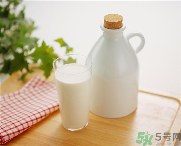 健身喝什么牛奶？健身喝全脂牛奶還是脫脂牛奶？