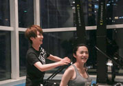 女生去健身房怎么穿衣服？女生去健身房穿什么鞋？