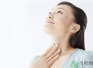 秋季嗓子干癢咳嗽是怎回事？秋季嗓子干癢咳嗽怎么辦？