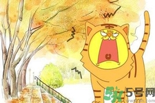 秋老虎如何謹(jǐn)防皮膚?。壳锢匣⑷绾晤A(yù)防皮膚?。?></p><h3>秋老虎如何謹(jǐn)防皮膚病</h3><h4>日曬傷</h4><p>“立秋”之后，“秋老虎”肆虐。陽(yáng)光依然強(qiáng)烈，紫外線照射量大，氣候比夏季更悶熱，人們常常動(dòng)不動(dòng)就一身汗。氣溫高，人體大量出汗，病原微生物侵?jǐn)_，蚊蟲(chóng)叮咬等，成為秋季皮膚病多發(fā)的原因。日曬傷常由過(guò)度日曬造成，表現(xiàn)為日曬后3～6小時(shí)于日曬部位出現(xiàn)紅斑，嚴(yán)重時(shí)可形成水皰，有明顯灼痛、可能有全身不適。</p><p>防治措施</p><p>平時(shí)多參加戶外運(yùn)動(dòng)，提高對(duì)日光的耐受性，日光過(guò)敏者外出應(yīng)打遮陽(yáng)傘或涂防曬霜。已曬傷者應(yīng)避免再次曝曬。</p><p style=
