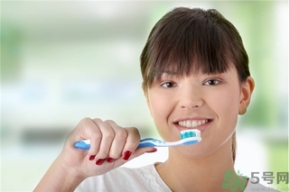 洗牙能讓牙齒變白嗎？洗牙對(duì)牙齒有傷害嗎？